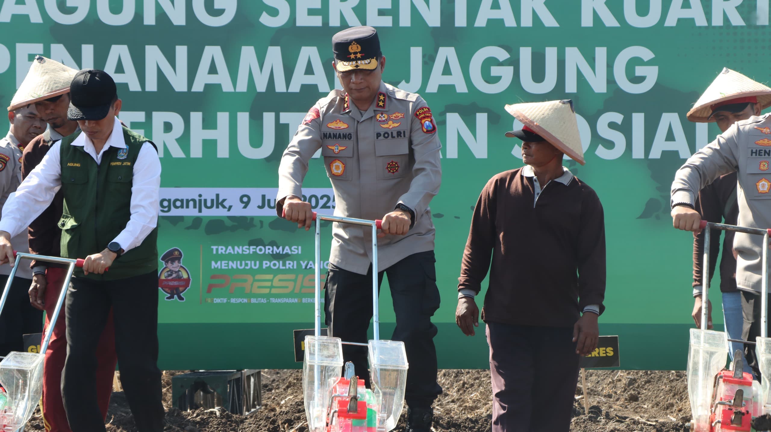 Dukung Target Nasional 10 Juta Ton, Kapolda Jatim Pimpin Penanaman Jagung Serentak di Nganjuk
