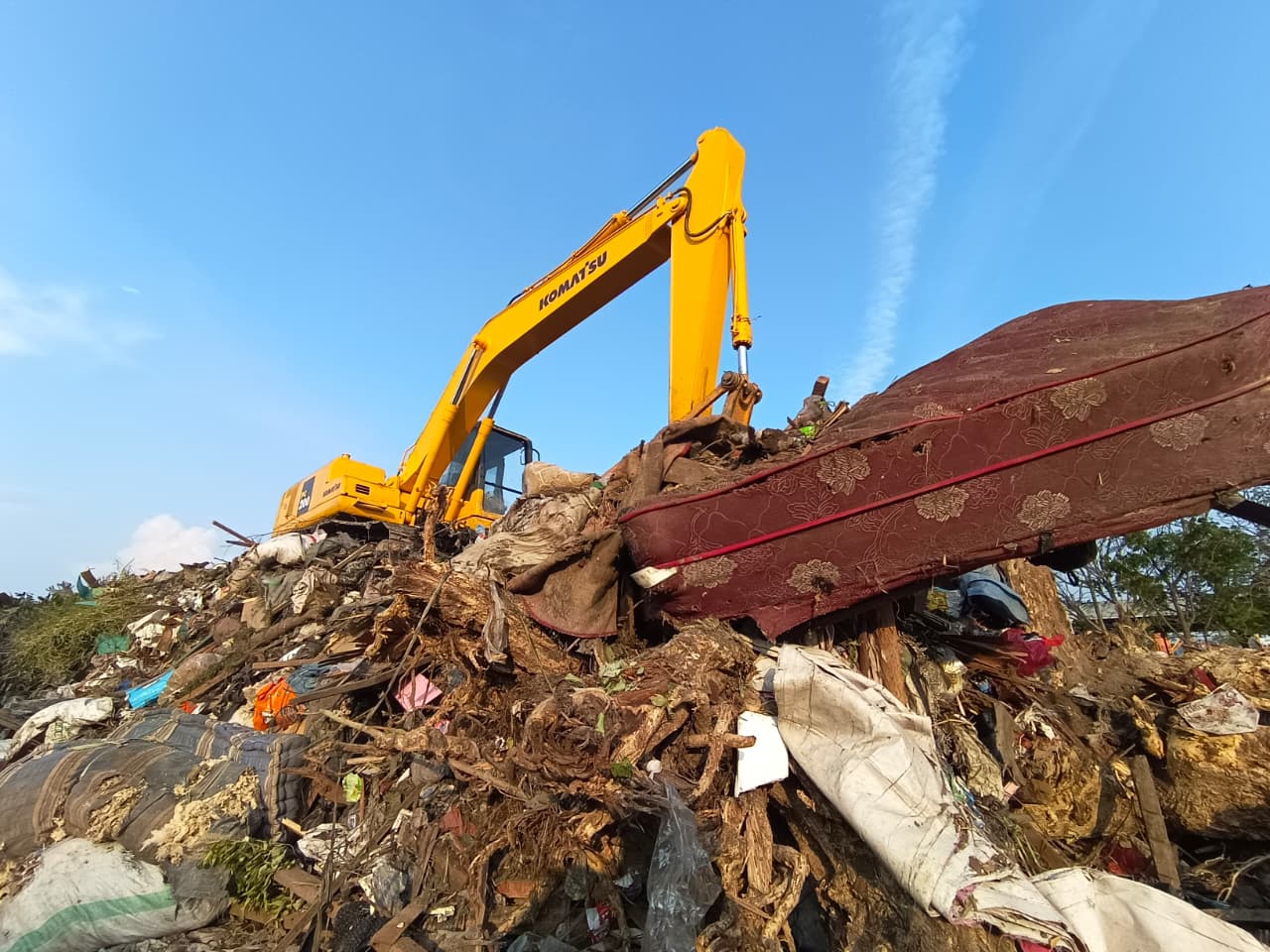 Cegah Sampah Kiriman, Wali Kota Eri Minta Warga Jaga TPS dari Oknum Luar Surabaya