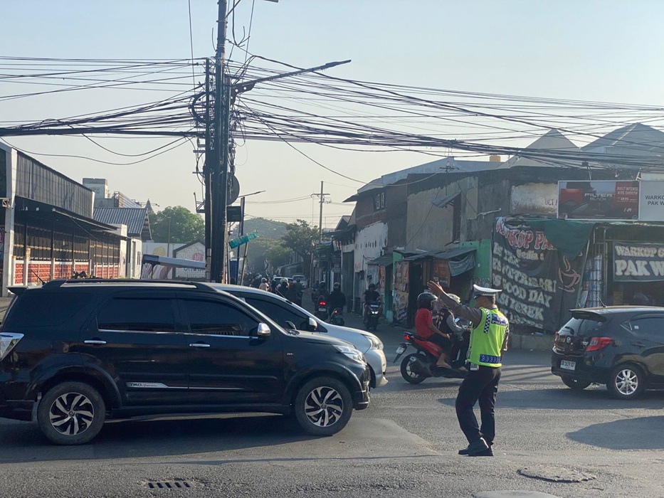  Unit Lantas Polsek Tandes Atur Arus Lalin di Jalan Raya Buntaran Surabaya