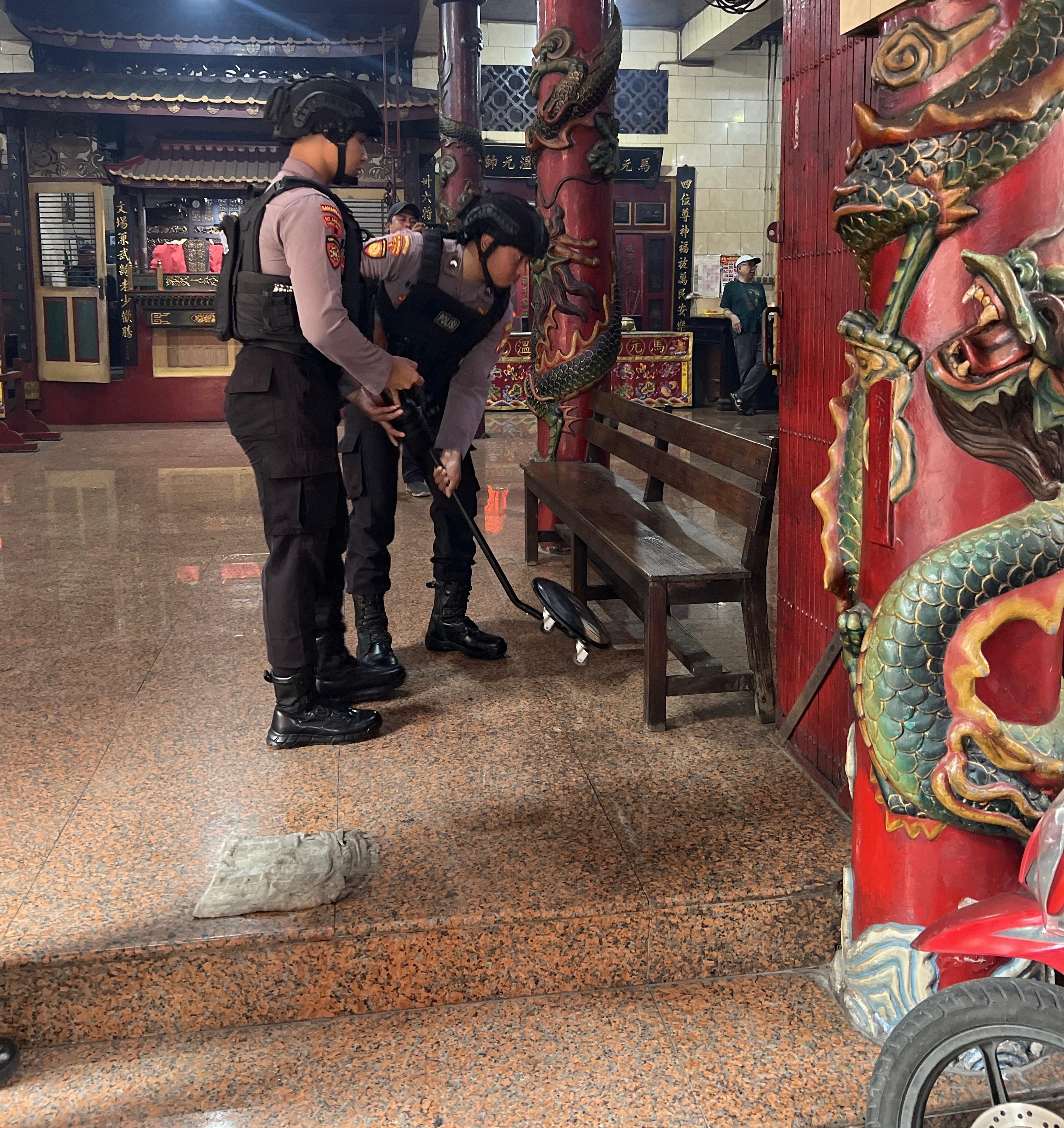 Sterilisasi Klenteng Jelang Imlek, Polres Pelabuhan Tanjung Perak Pastikan Tempat Ibadah Aman