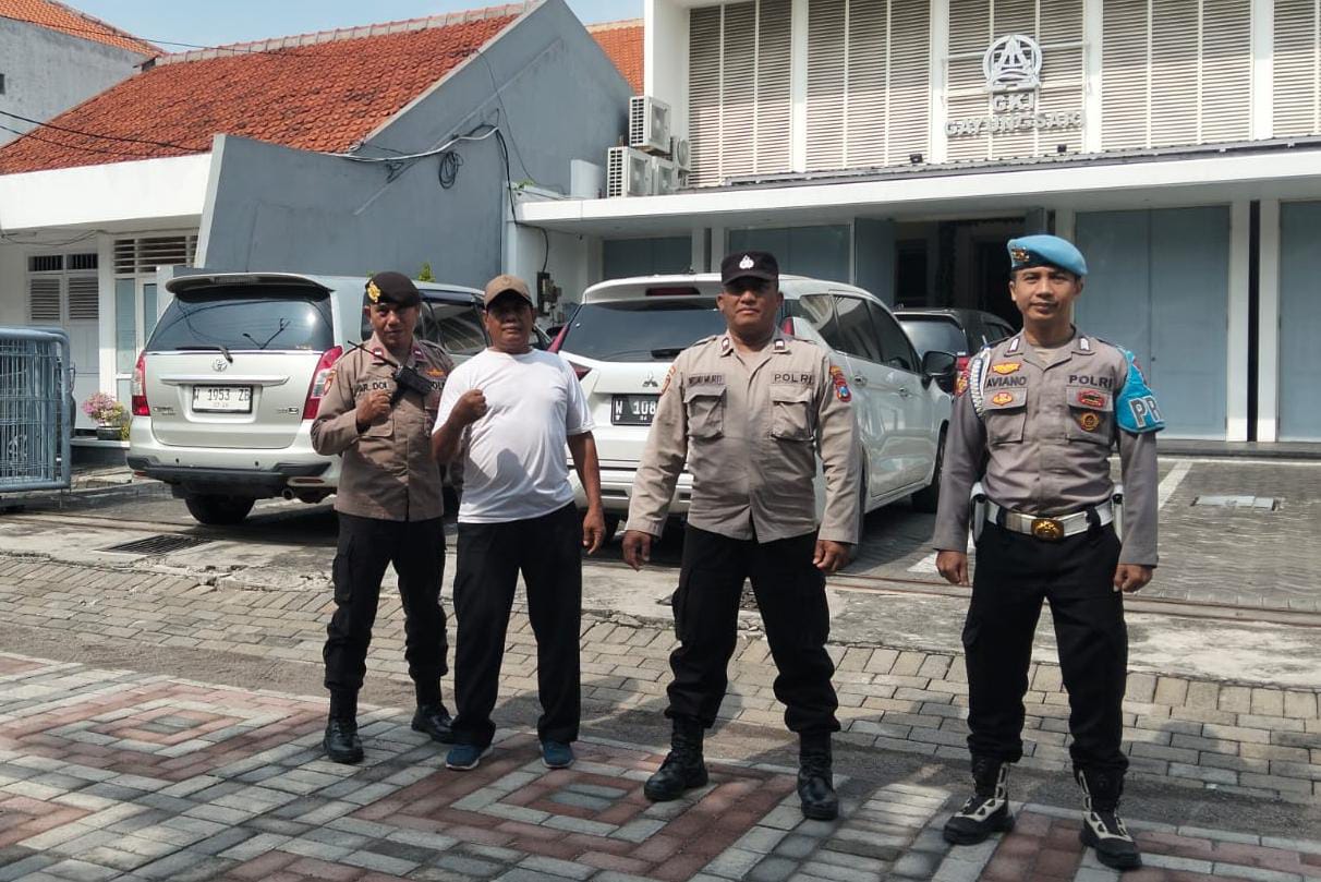 Tingkatkan Keamanan Ibadah, Polsek Gayungan Patroli dan Amankan GKI