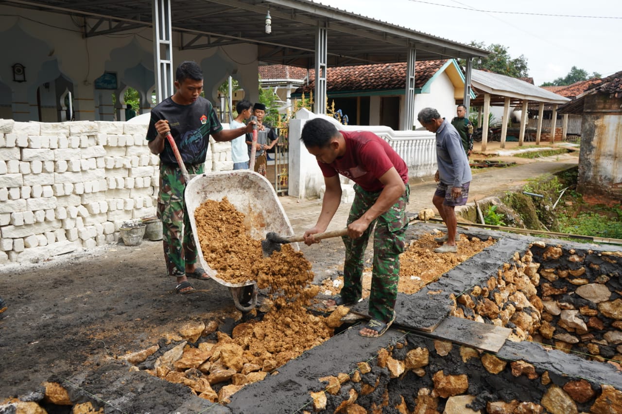 Uruk Pondasi MWK, Satgas TMMD Pastikan Bangunan Kokoh