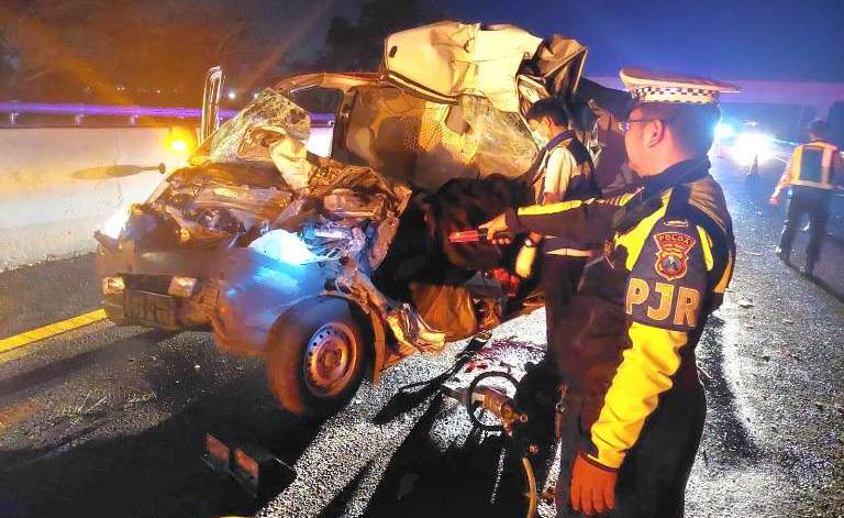 GranMax Tabrak Kendaraan Misterius di Tol Gempas, 1 Tewas
