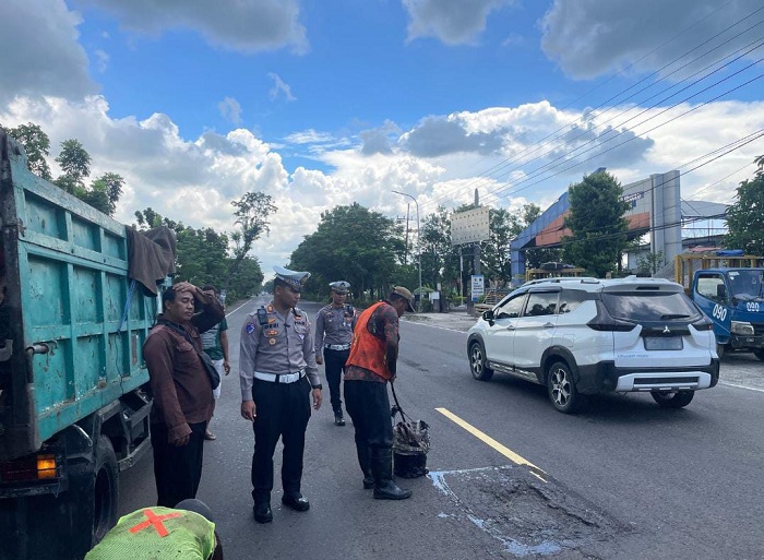 Jelang Mudik Idul Fitri 1446 H, Satlantas Bojonegoro dan Dinas PU Perbaiki Jalan Berlubang