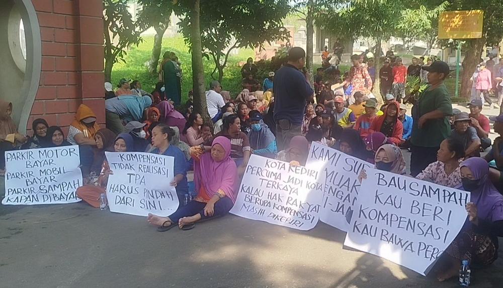 Kompensasi TPA Klotok Tak Kunjung Cair, Warga Terdampak Datangi Kantor UPT