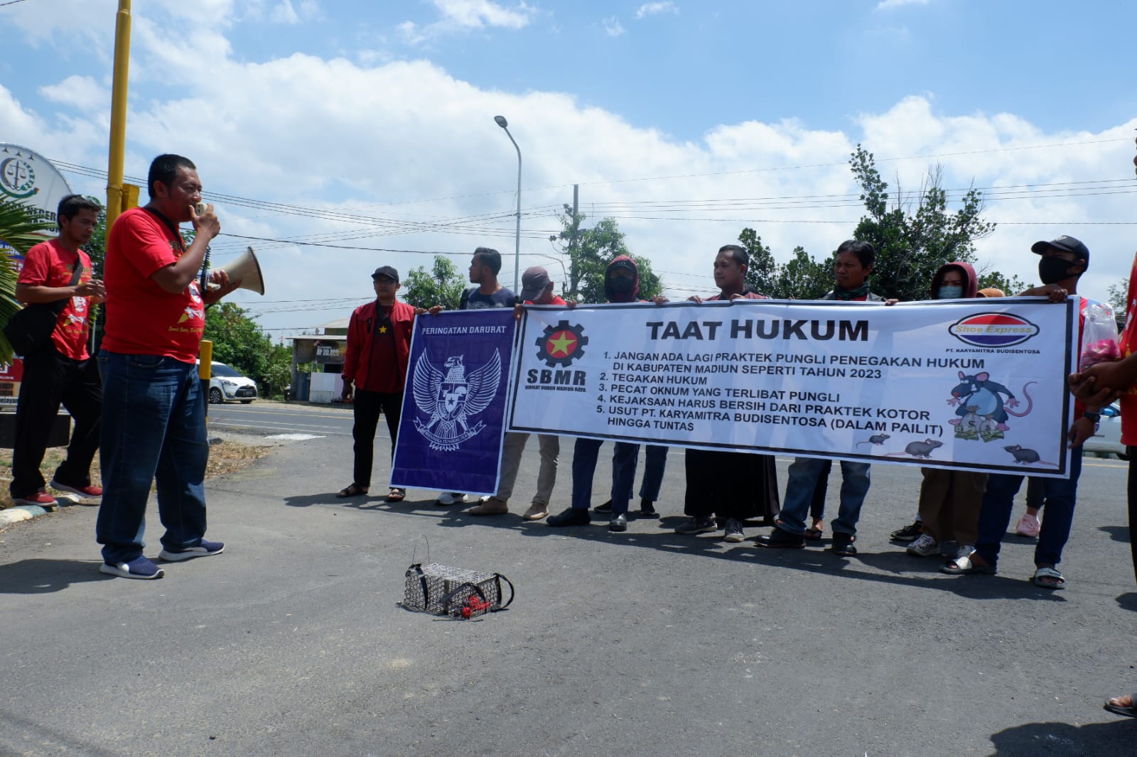 Didemo Buruh Soal Pungli, Kejari Kabupaten Madiun Diberi Tikus