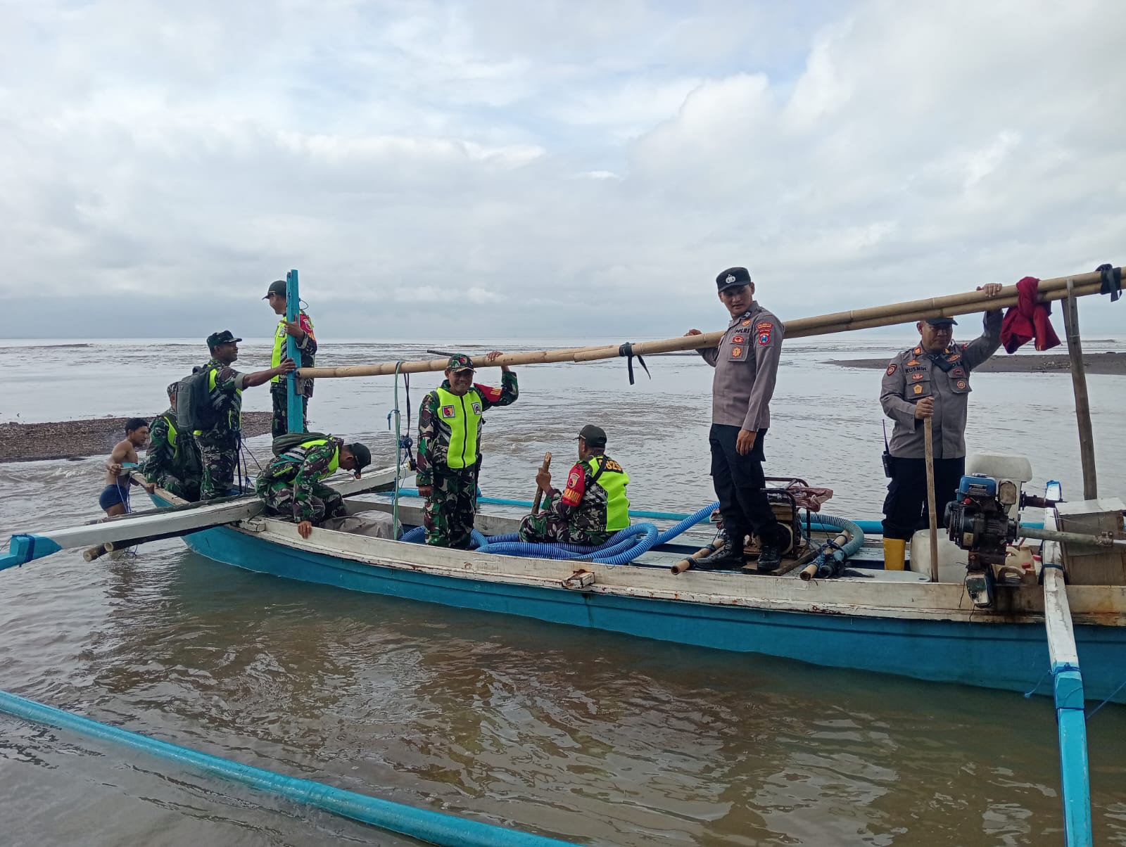 Pencarian Korban KMP Tunu Pratama Jaya, Polresta Banyuwangi Kerahkan Polsek Jajaran Patroli Pesisir Pantai