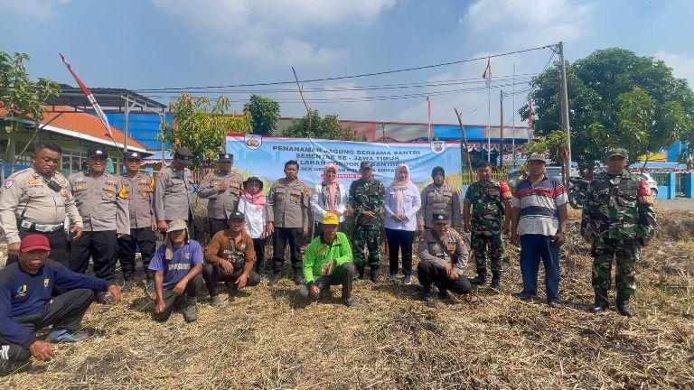 Manfaatkan Lahan Tidur di Sidoarjo, Polsek Gedangan Gelar Tanam Jagung Serentak