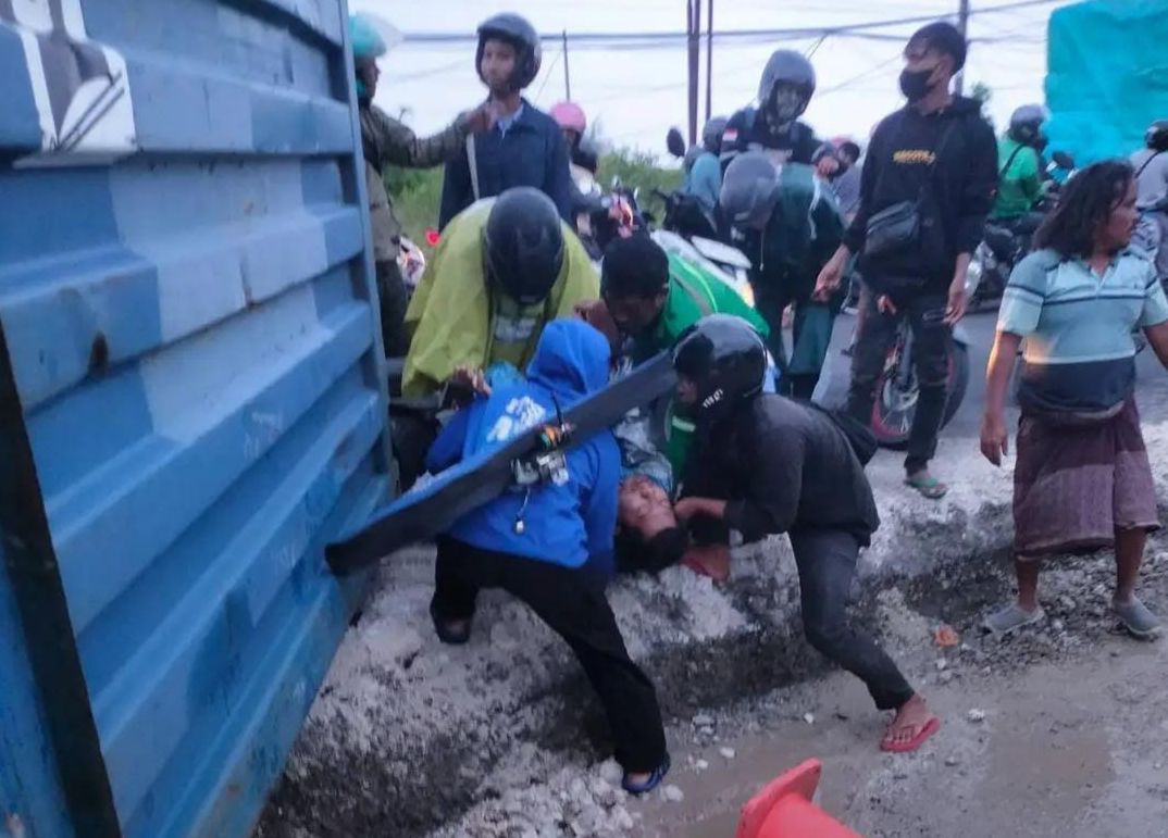Tersangkut Kabel Saat Keluar Gudang, Kontainer Terguling dan Timpa Pemotor di Manyar Gresik