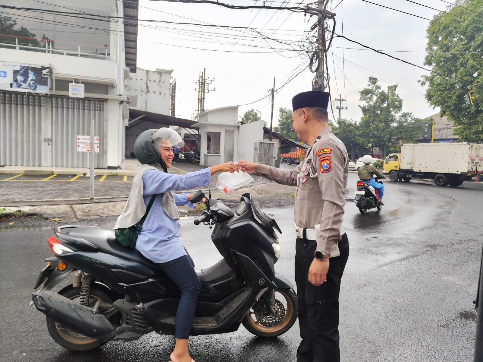 Momen Ramadan Satlantas Polres Lumajang Bagikan Takjil Gratis kepada Pengguna Jalan