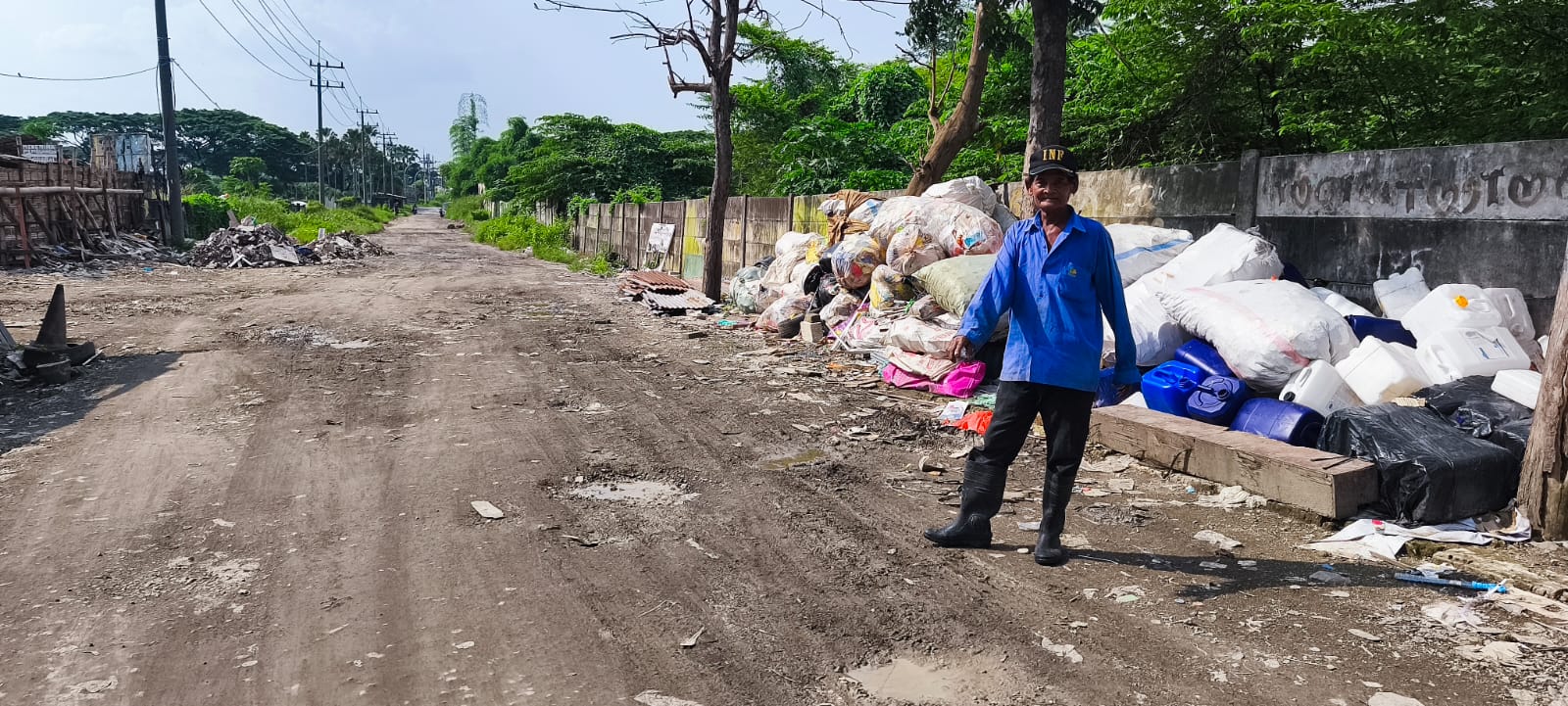 Miris! Sepanjang Jalan di Kelurahan Lontar hingga TPS Lakarsantri Rusak Berat
