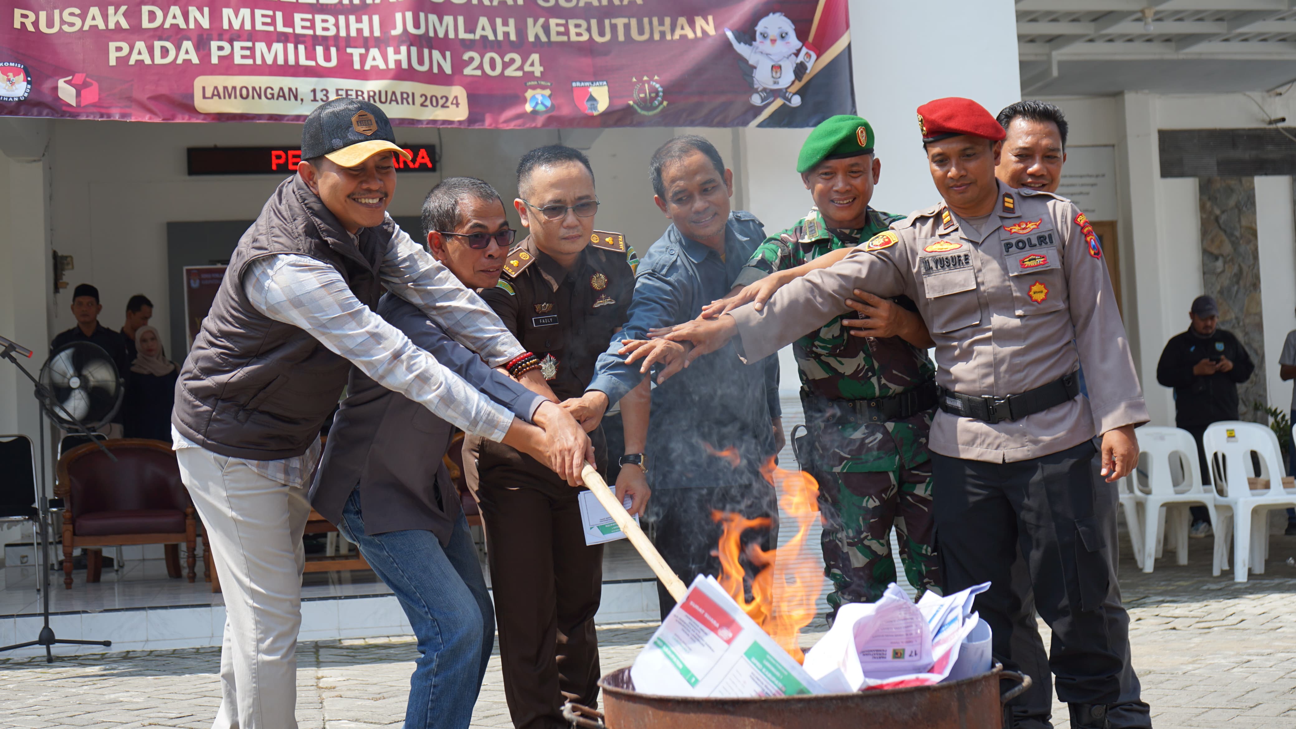 H-1 Pemilu, KPU Lamongan Membakar 1.852 Surat Suara Rusak, DPRD Provinsi Paling Banyak