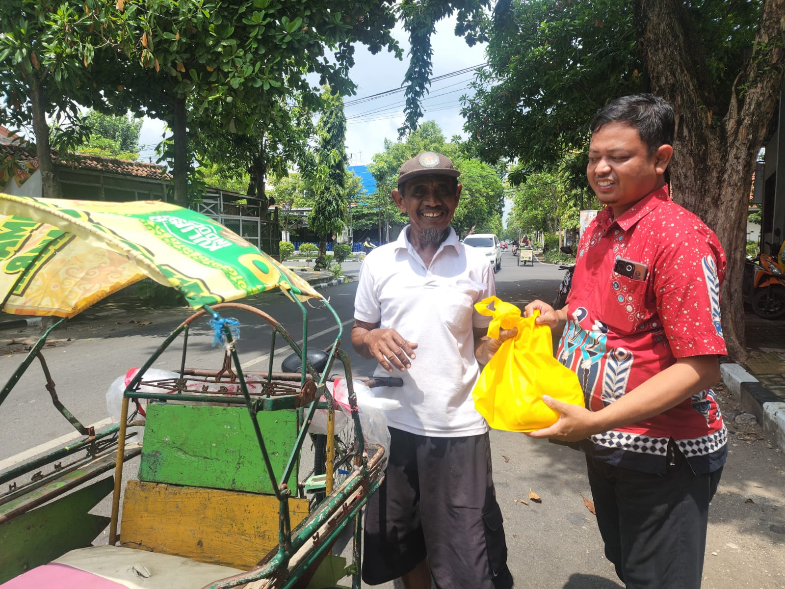 Satresnarkoba Bojonegoro Beri Bantuan Sembako ke Tukang Becak