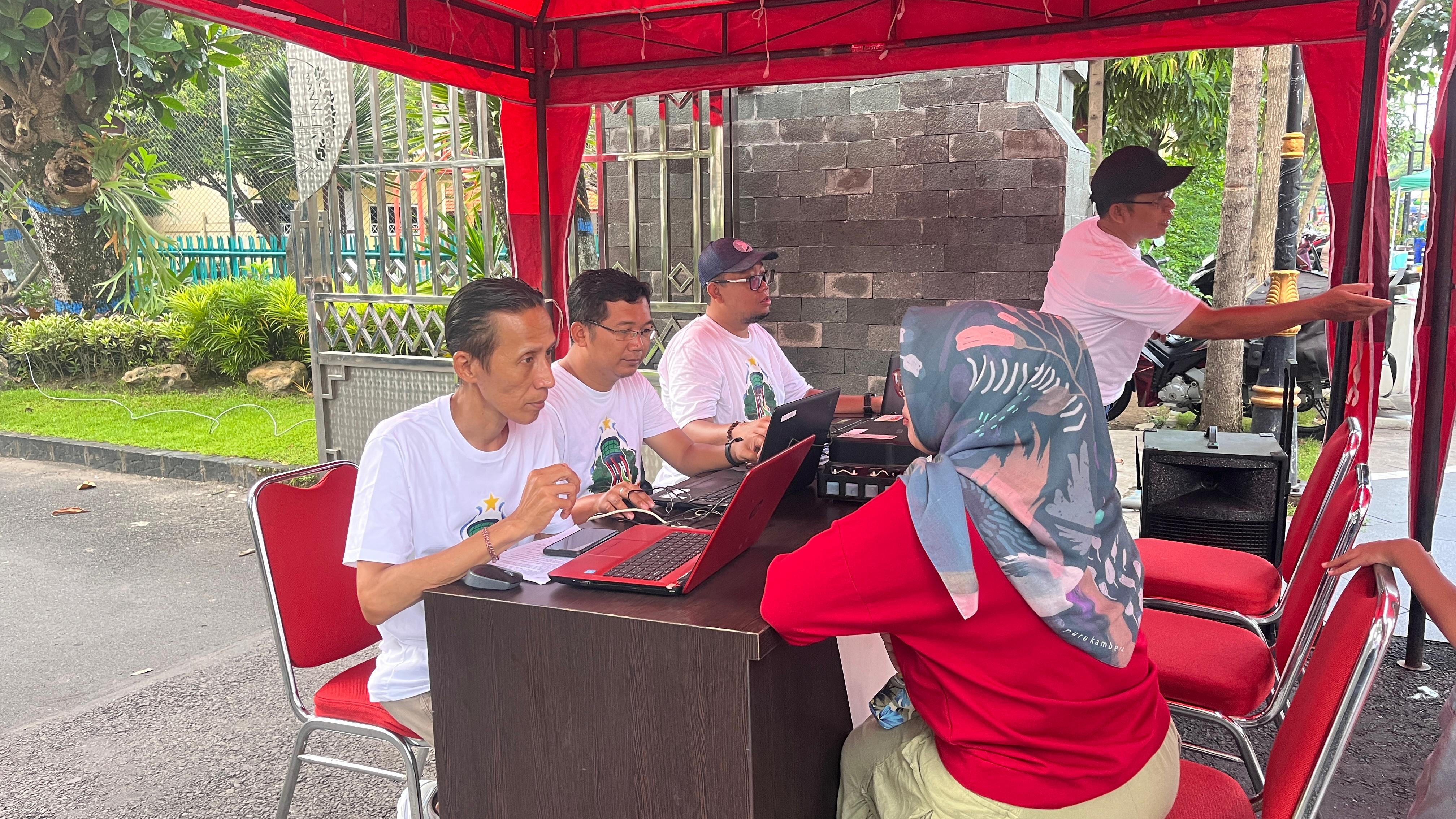 DPMPTSP Jombang Buka Layanan Perizinan di CFD, ASN Borong Jajanan UMKM