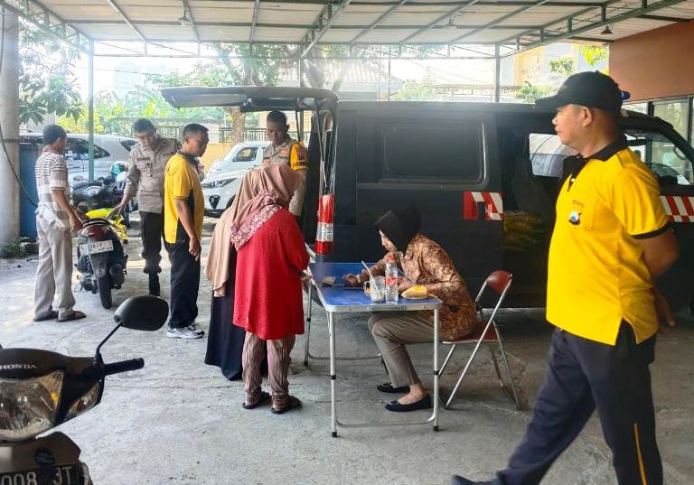 Polsek Lakarsantri Stabilkan Harga Pangan Lewat Gerakan Beras Murah di Lontar Surabaya