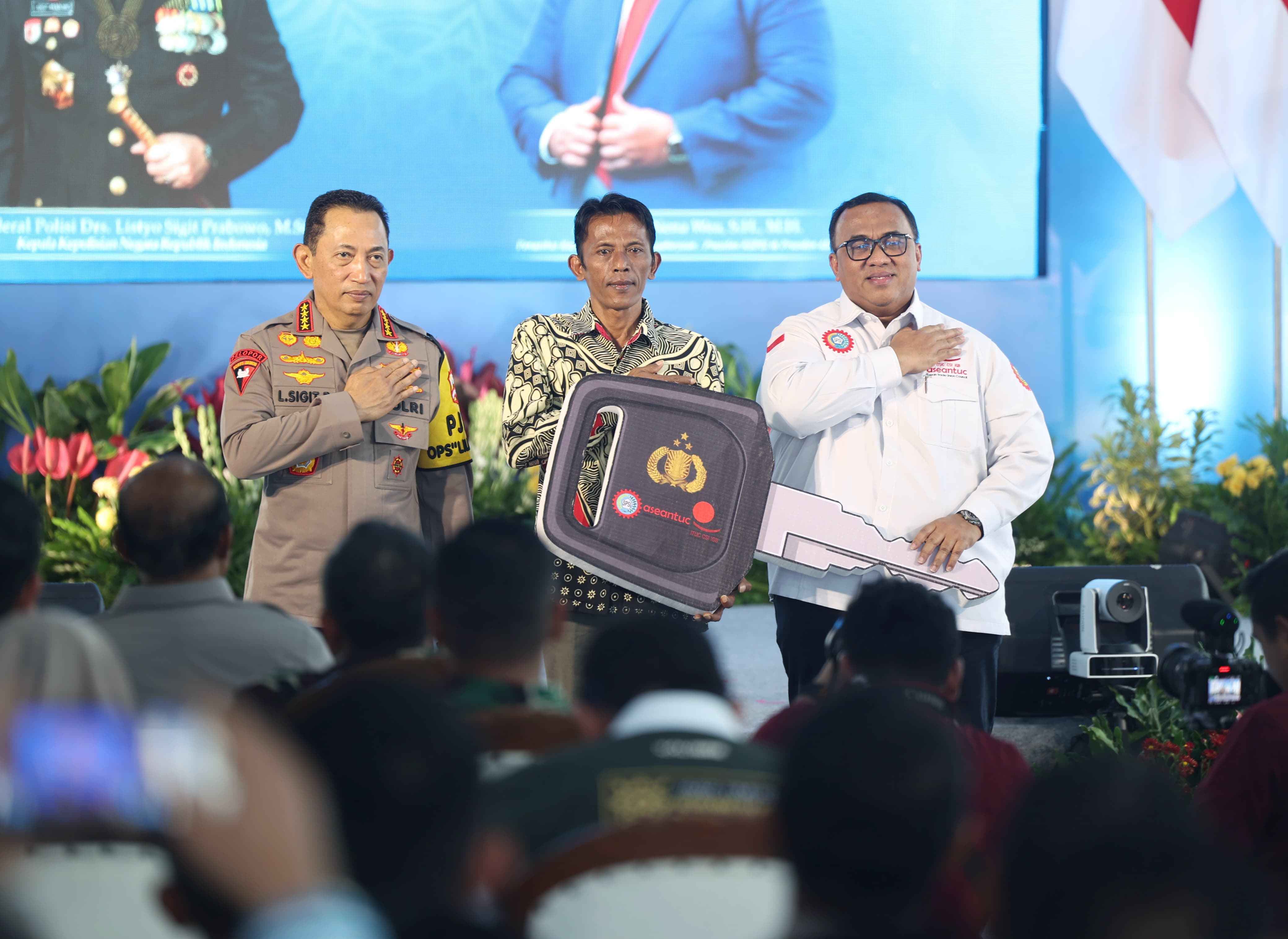 Kapolri Salurkan 1000 Paket Sembako untuk Warga di Nganjuk