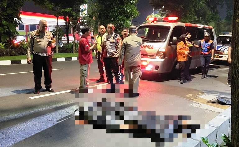 Pemotor Tewas Kecelakaan Tunggal di Jalan Mayjen Sungkono Surabaya