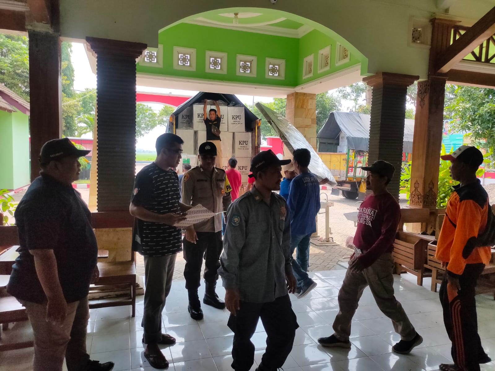 Polsek Kota Bojonegoro Kawal Pendistribusian Logistik Pemilu 2024