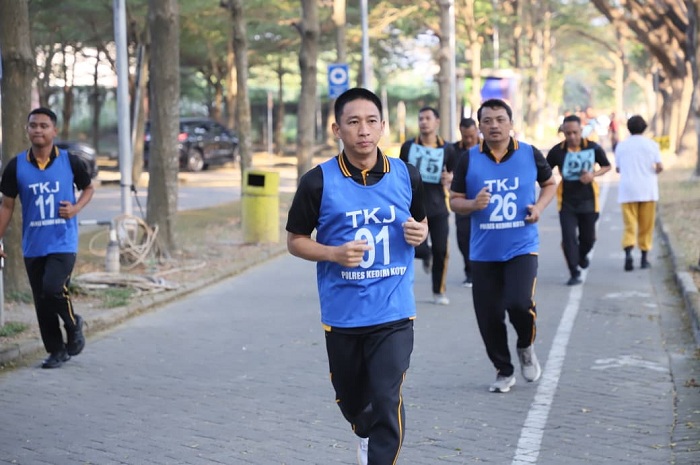 Kapolres Kediri Kota Bersama PJU Ikuti Tes Kesamaptaan Jasmani Semester II di Tirtoyoso Park