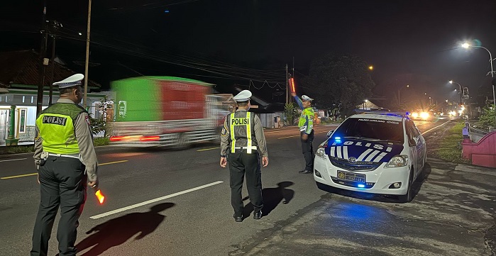 Operasi Ketupat Semeru 2025: Satlantas Polres Lumajang Patroli Kawasan Rawan Macet dan Laka di Jalur Klakah