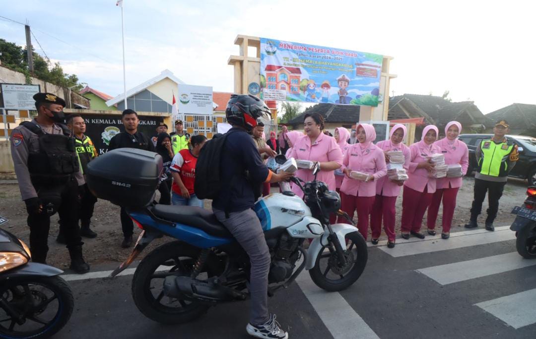 Kapolres AKBP Mario Prahatinto Bersama Ketua PYKB Cabang Bojonegoro Bagikan Takjil kepada Pengendara