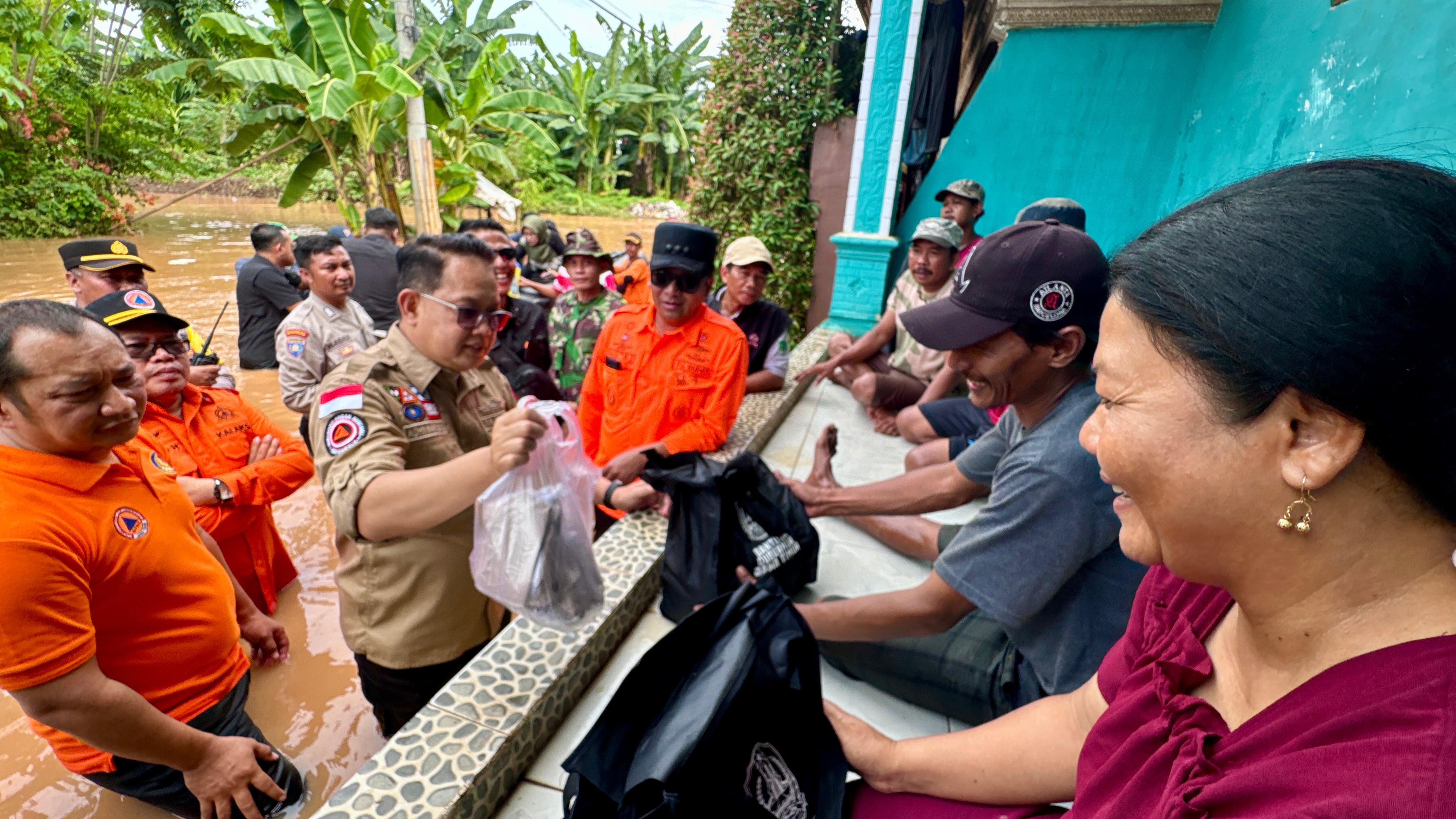 Gercep! Pj Gubernur Jatim Tangani Banjir Pasuruan, Salurkan Langsung Bantuan ke Warga Terdampak