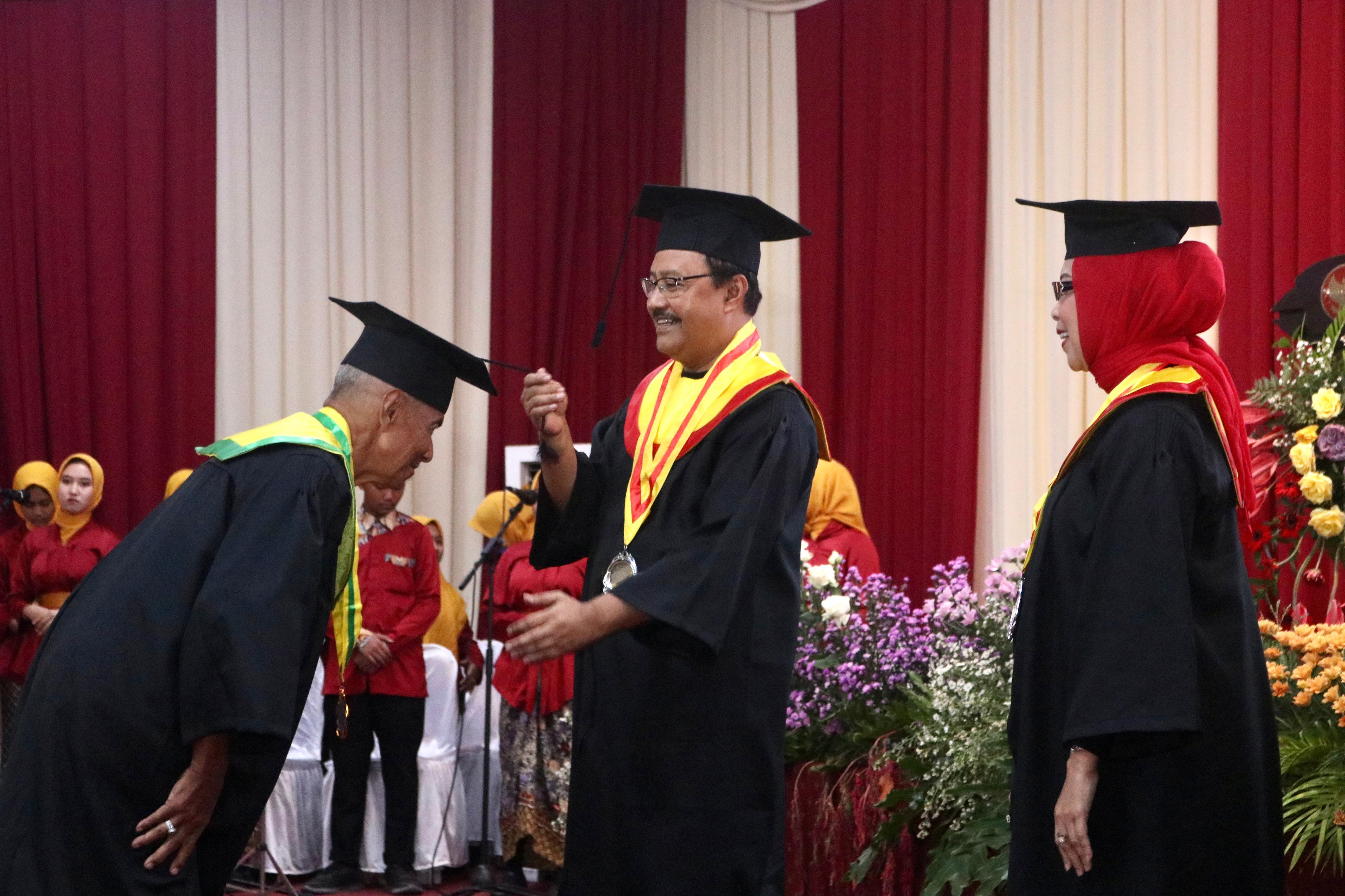 Ratusan Siswa Lansia di Kota Pasuruan Diwisuda 