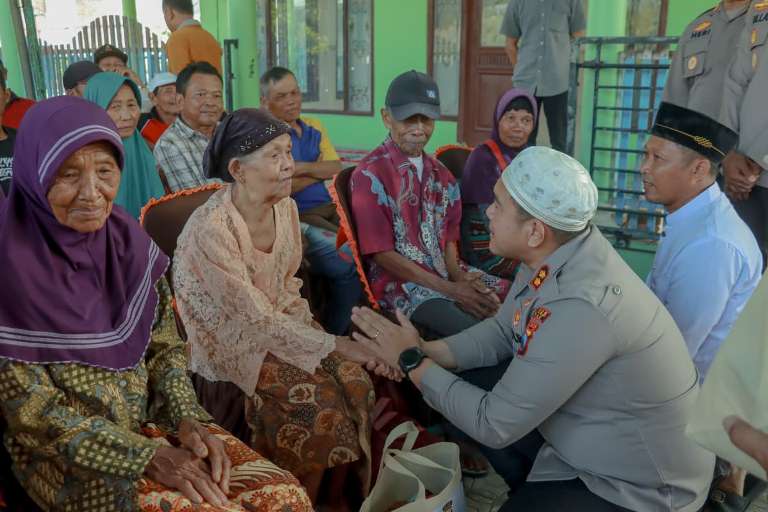 Kapolres Blitar Hadir di Tengah Masyarakat Dalam Kegiatan Jumat Berkah