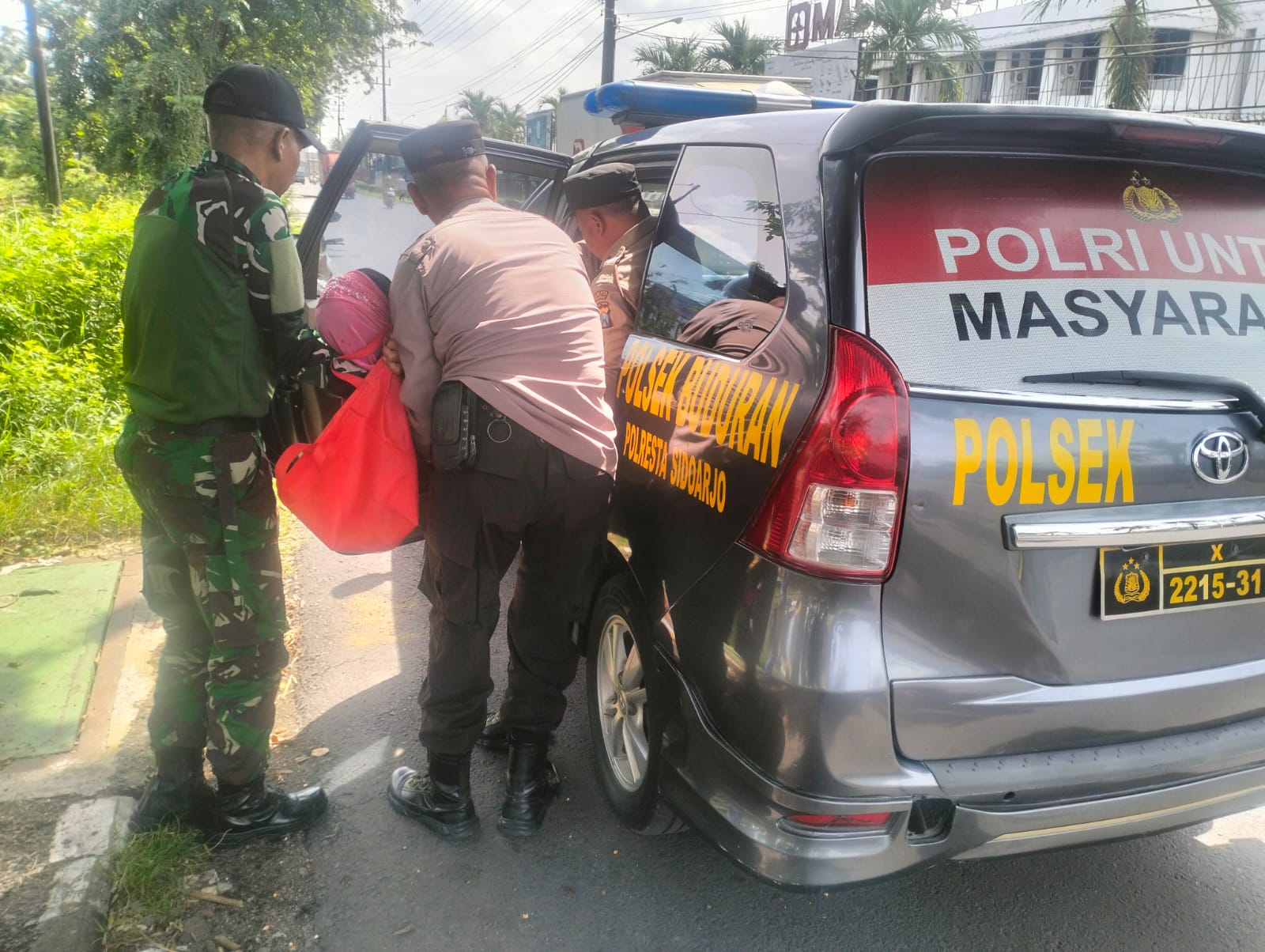 TNI-Polri Tolong Wanita Paruh Baya yang Tergeletak di Pinggir Jalan Raya Buduran Sidoarjo