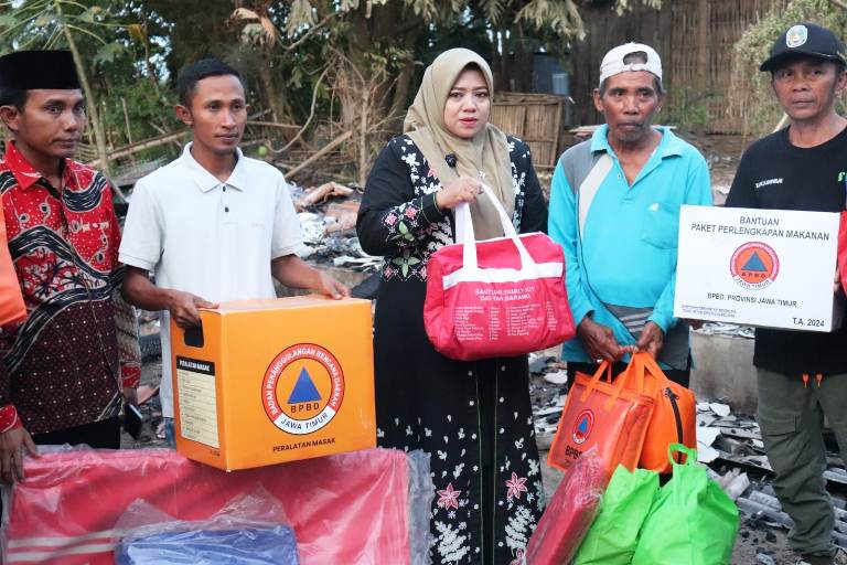 Wabup Situbondo Ulfiyah Salurkan Bantuan ke Kakek Korban Kebakaran