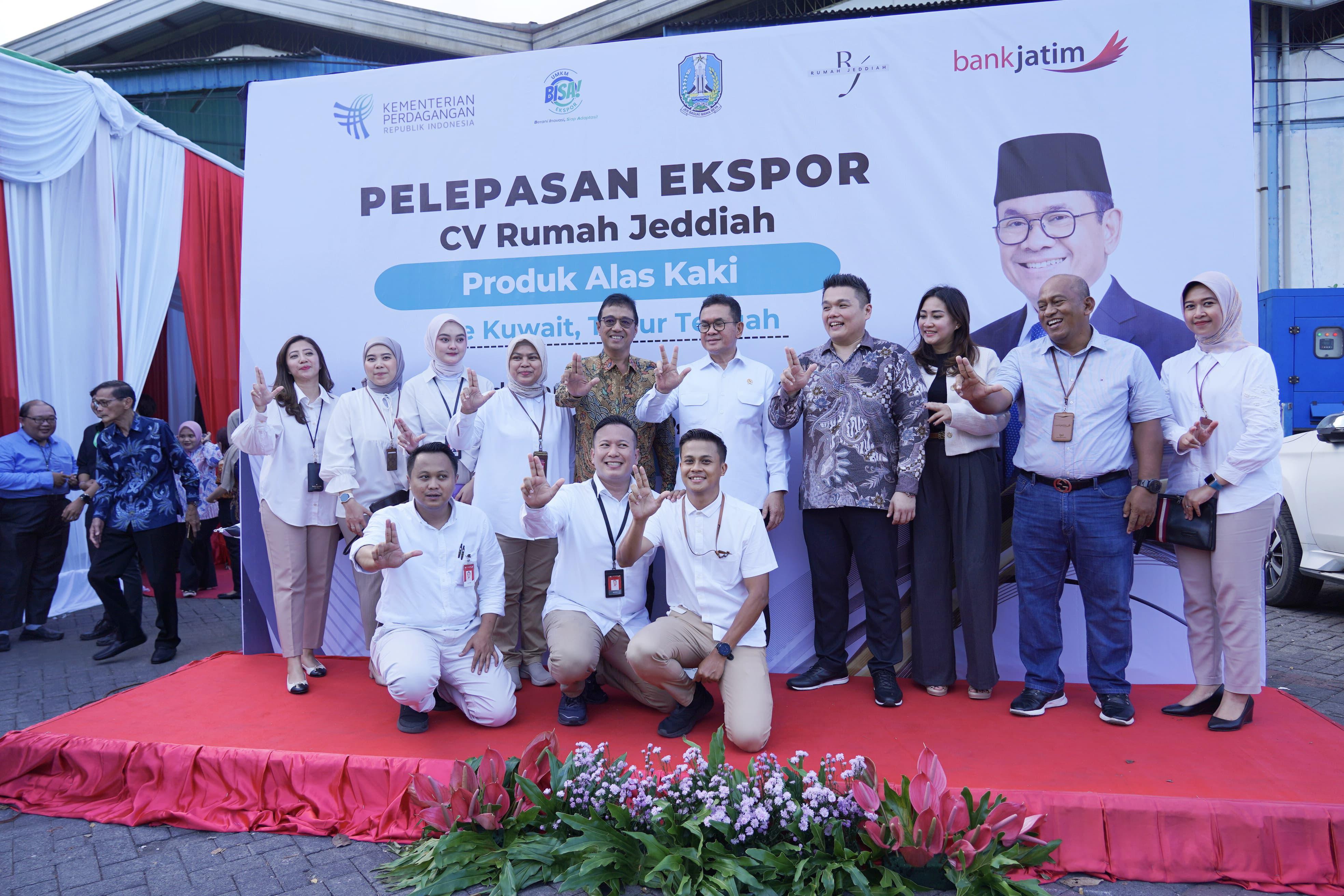 Nasabah Binaan Bank Jatim Sukses Ekspor 8 Ribu Pasang Alas Kaki ke Kuwait