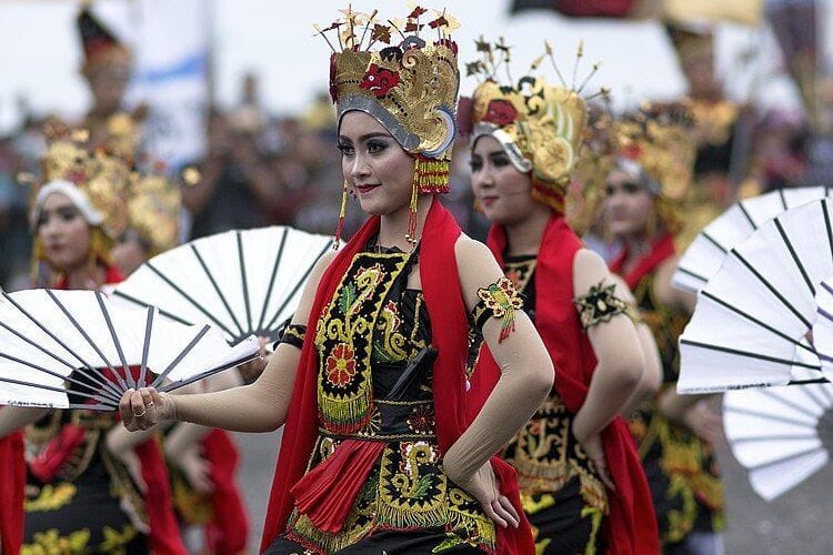 Datang dan Lihat Pakaian Adat di Kota Matahari Terbit Jawa