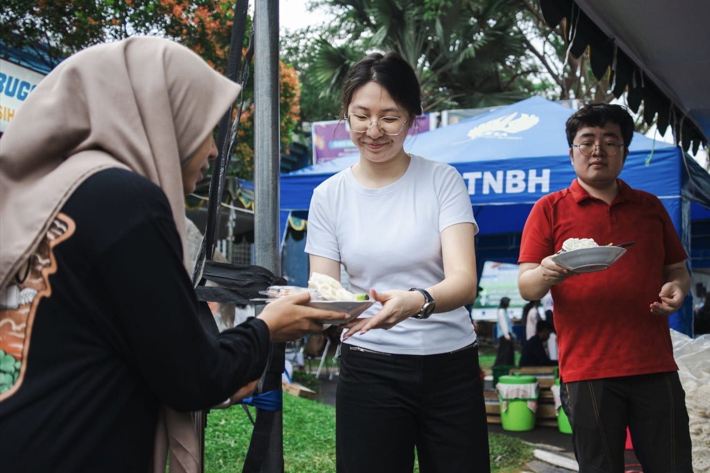 Mahasiswa Asing Unesa Turun Langsung Bagikan Takjil Gratis