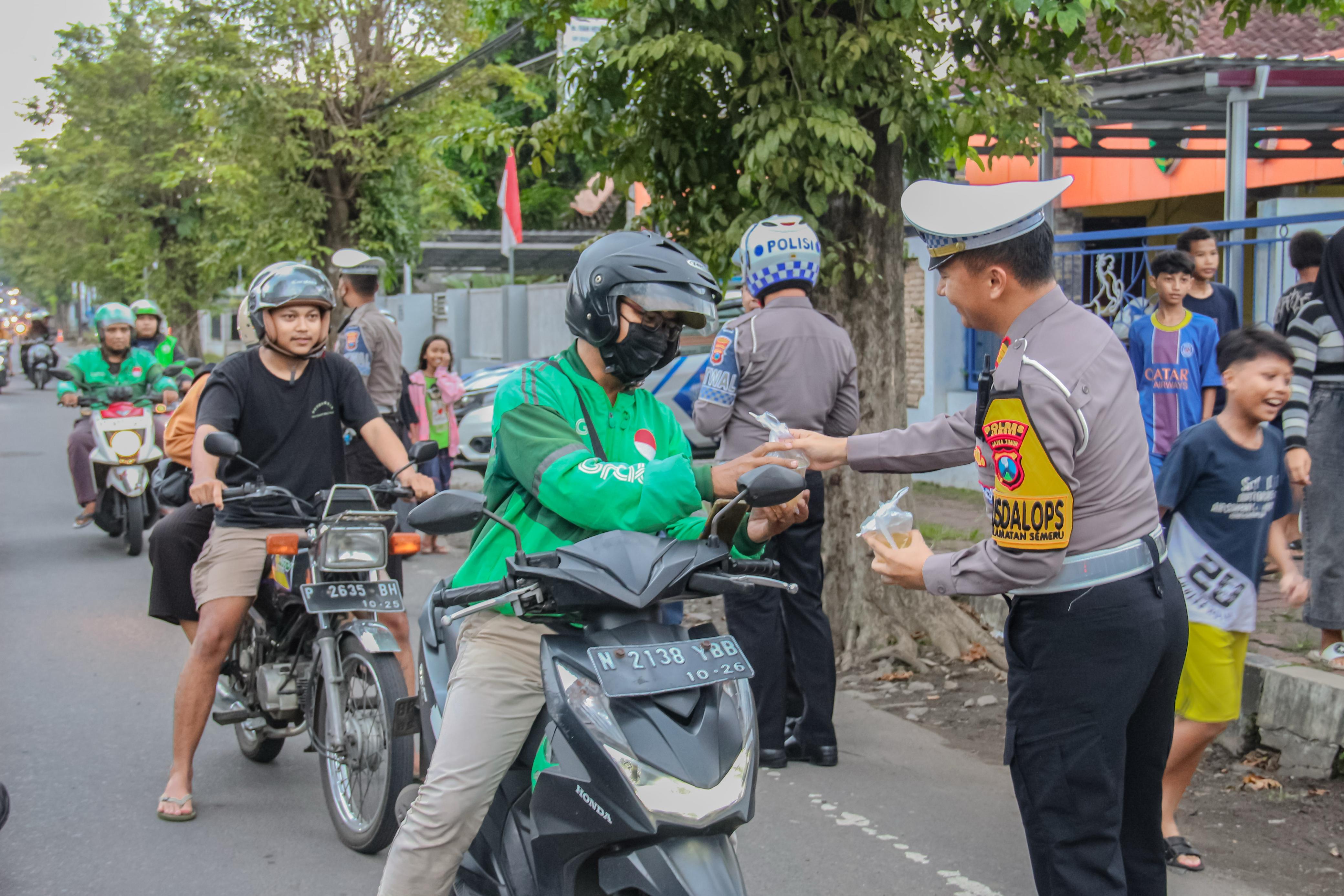 Berbagi Berkah Ramadan: Polres Jember Tebar 300 Takjil Sambil Edukasi Keselamatan Berkendara