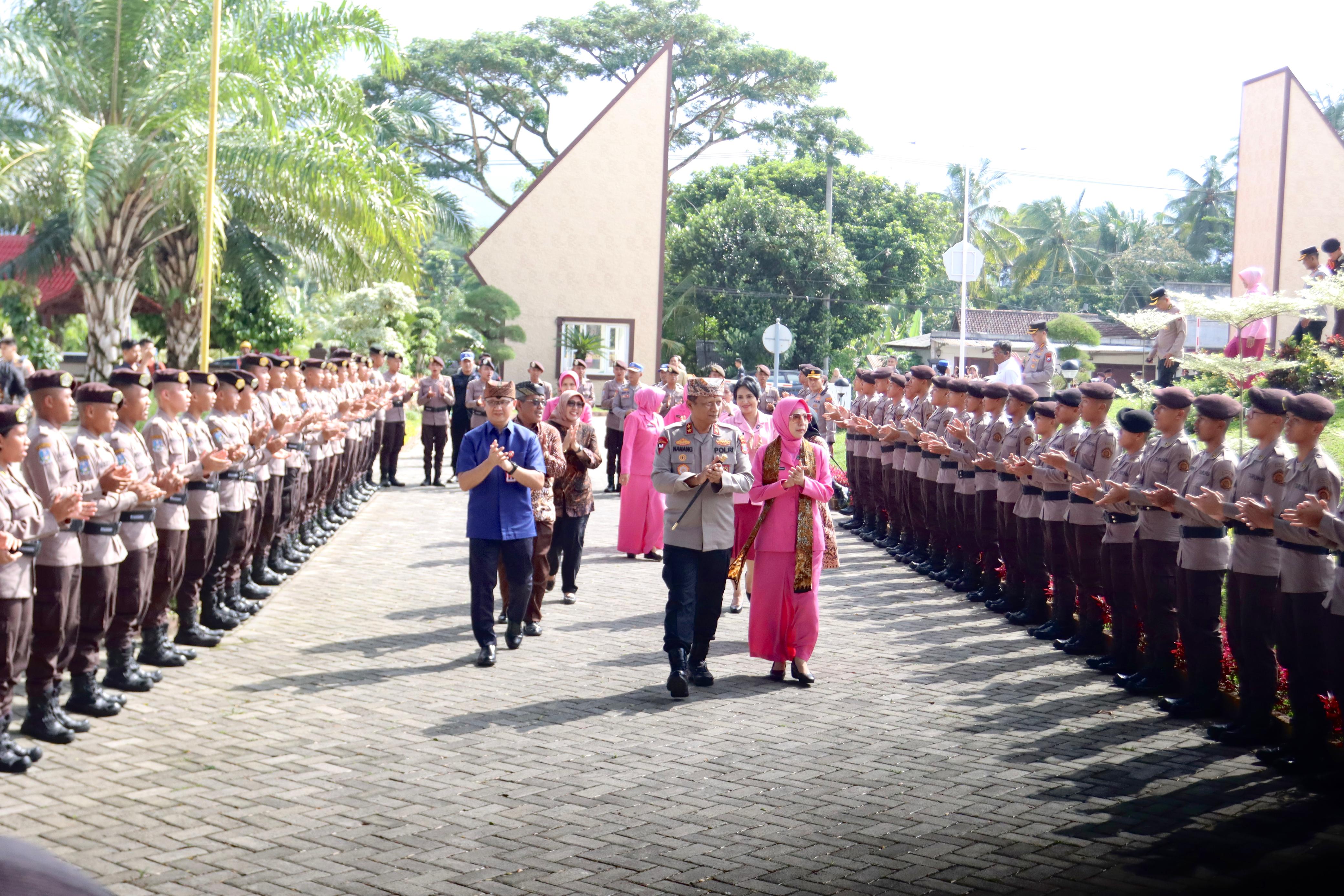 Kapolda Jatim Laksanakan Kunjungan Kerja di Polresta Banyuwangi, Tinjau SMADATARA