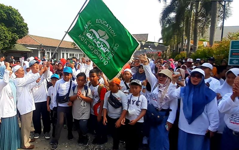 Peringati Maulid Nabi PP Al Azhar Mojokerto Gelar Jalan Sehat 