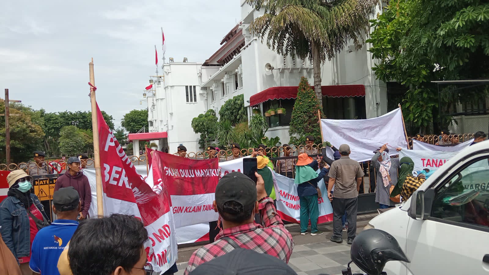 Tanah Diklaim Pemkot Surabaya, Warga Pagesangan Demo Kantor Wali Kota dan Bapenda