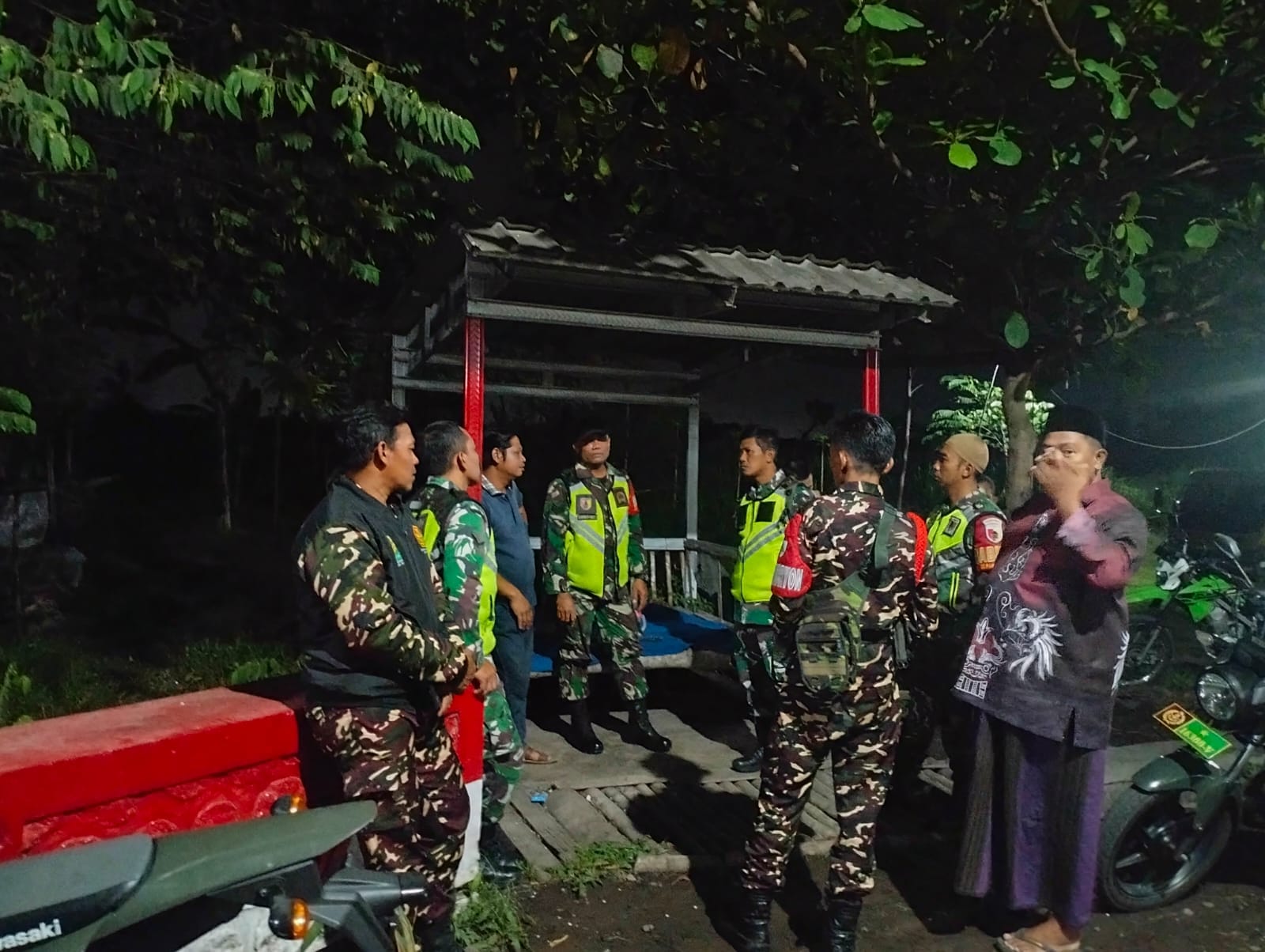 Kolaborasi Koramil 0821-10/Tempeh Bersama Banser Patroli Siskamling di Kecamatan Tempeh