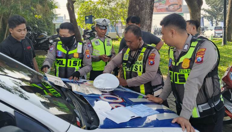 Polsek Lakarsantri Gelar Operasi Patuh Semeru 2025, Ciptakan Ketertiban dan Beri Edukasi