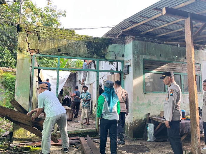Polsek Randuagung Gelar Bakti Sosial Rehabilitasi RTLH di Dusun Langsepan