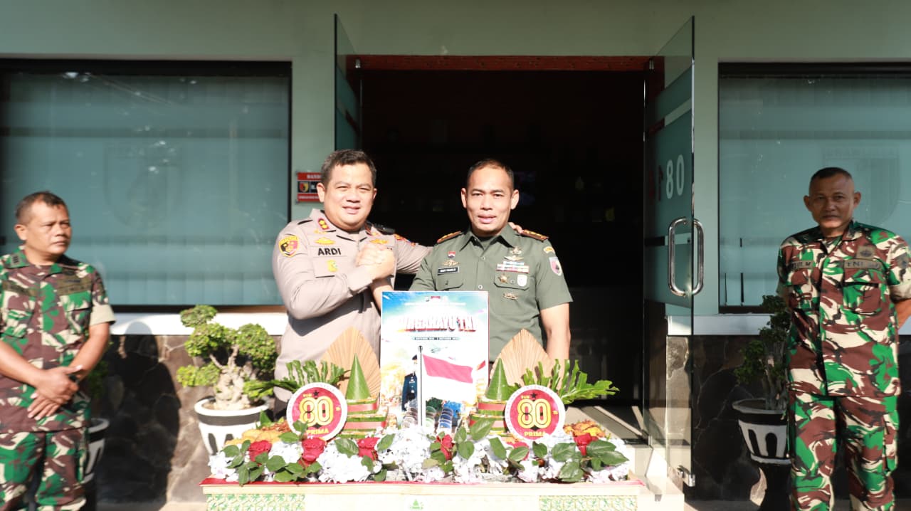 HUT Ke-80 TNI, Kapolres Jombang Beri Kejutan Kodim 0814 dan Sat Radar 222 Ploso