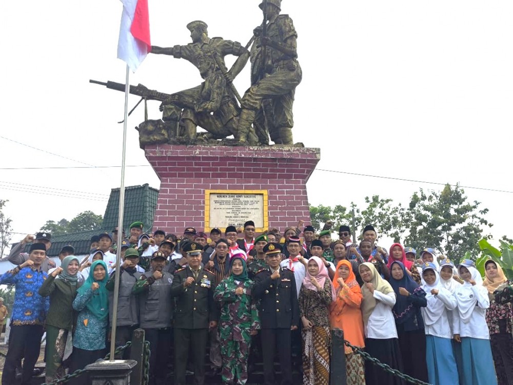 Peringati Hari Pahlawan, Peserta Upacara di Lumajang Kenakan Pakaian Bertema Perjuangan 