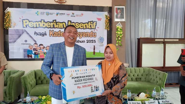 Bupati Rio dan Wabup Ulfi Salurkan Insentif Rp2,8 Miliar untuk 5.698 Kader Posyandu di Situbondo