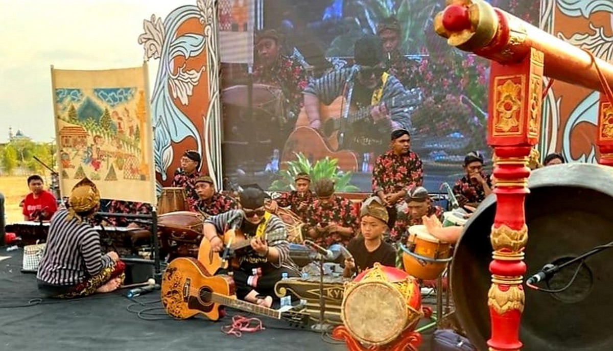 Pemuda  Mojokerto Sampaikan Pesan Informasi Lewat  Wayang Beber 