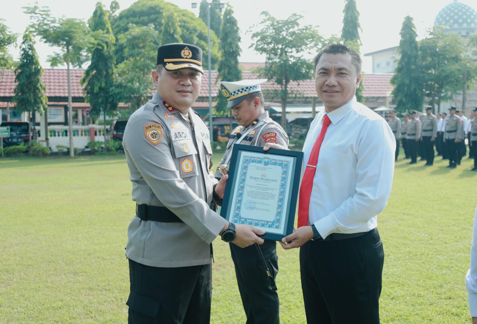 Kapolres Jombang Beri Penghargaan 18 Anggota Berprestasi dan Berdedikasi