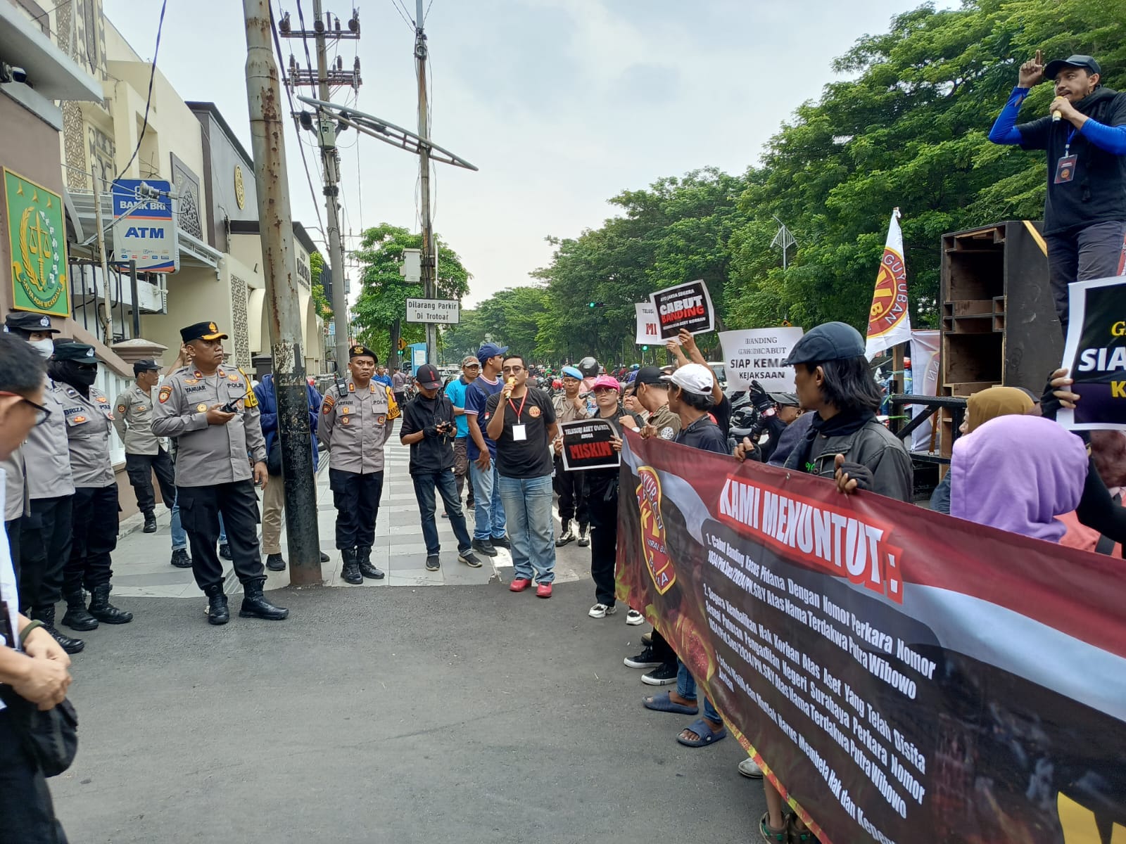 Kapolsek Gayungan Kawal Demonstrasi Damai Tuntut Keadilan di Kejati Jatim