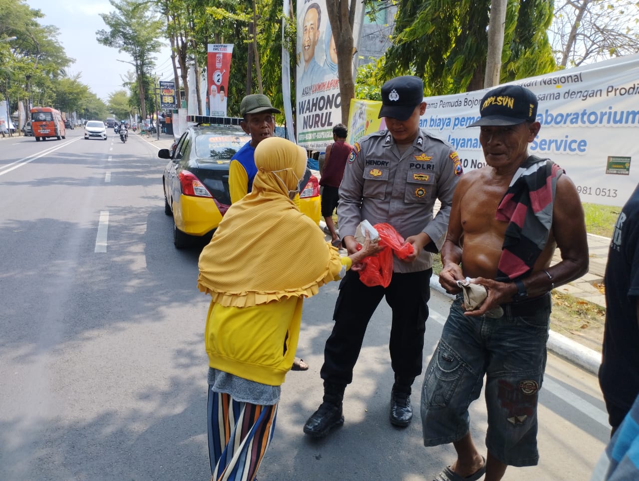 Polsek Bojonegoro Kota Bagikan Nasi Bungkus ke Tukang Becak