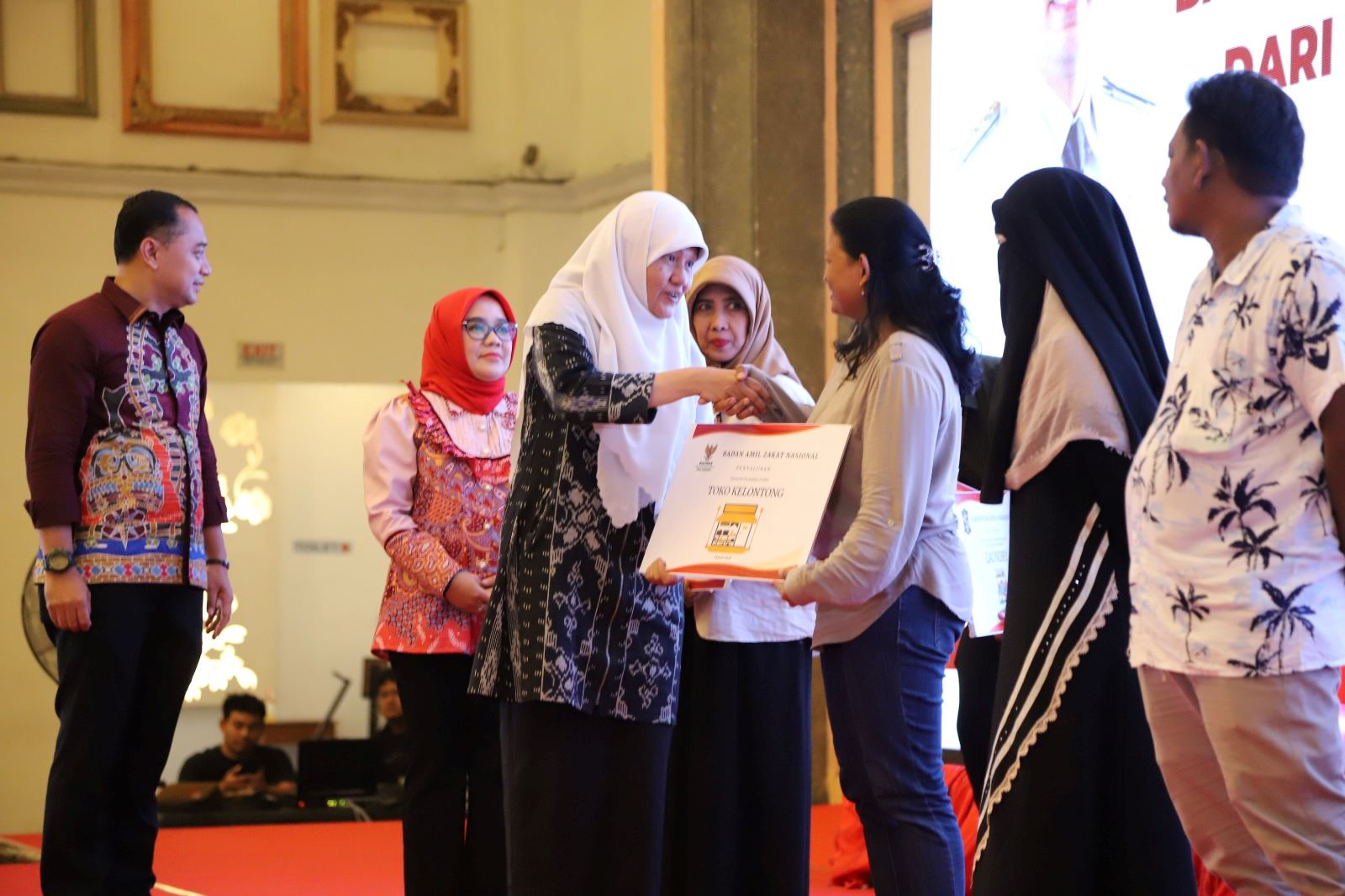 Salurkan Bantuan, Wakil Ketua DPRD Surabaya Dorong Pengentasan Kemiskinan Lewat Pemberdayaan Warga