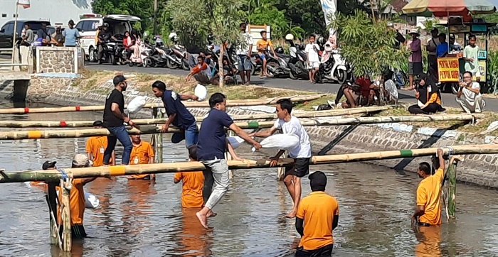 Situbondo Bergemuruh, Lomba Gebuk Bantal Paling Heboh di Perayaan Harjakasi ke-207 dan HUT Ke-80 RI