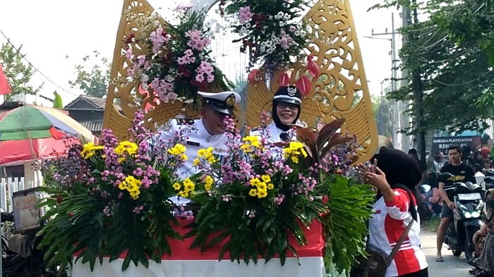 Jalan Desa Terung Wetan Dipadati Warga, Antusias Tonton Karnaval HUT Ke-80 Kemerdekaan RI